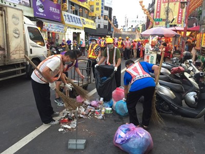 中市環保局出動3千名人力掃街 維護大甲媽遶境清潔