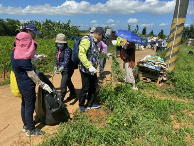 民眾實地體驗移除入侵植物