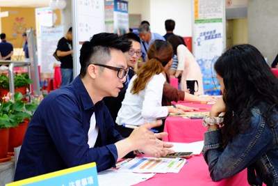 面試廠商向求職民眾說明公司薪資福利(資料照片)