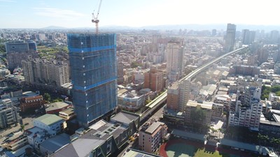 「文華高中站」現況 可見年底通車的綠捷軌道蜿蜒而過