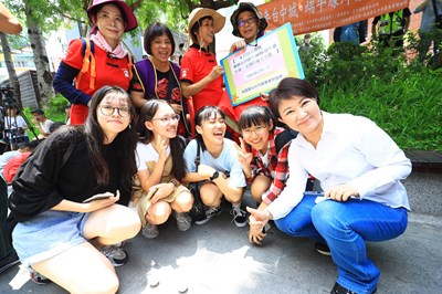 端午綠川百人立蛋  盧市長30秒就成功