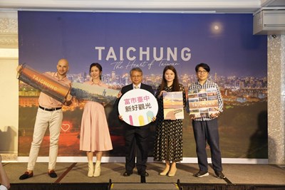 令狐副市長、觀旅局長林筱淇、導演陳鈺杰、藝人吳鳳、張景嵐開心合影