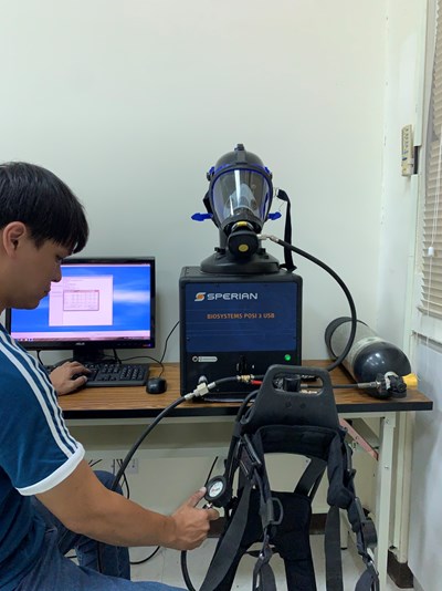 台中市政府消防局去年先試行空氣呼吸器全面檢測，今年委託專業廠商正式成立「SCBA維護