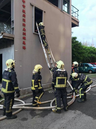 學員架梯搶救訓練情形