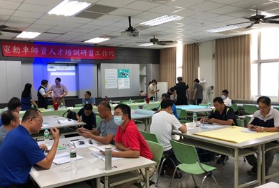 台中市政府教育局今(13)日在台中高工舉行電動車師資培訓工作坊