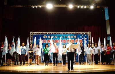 台中市府教育局長楊振昇頒發證書