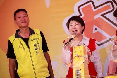 市長盧秀燕上週在太平夜市抽出汽車得主，成功吸引人潮造訪太平盼沾喜氣