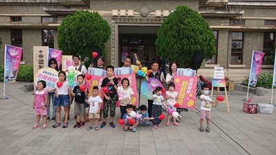 「街藝相挺 藝起加油」今晚在帝國糖廠正式揭開序幕，由在地街頭藝人河堤樂團及孔令嵩率先上場，文化局副局長施純福也到場支持