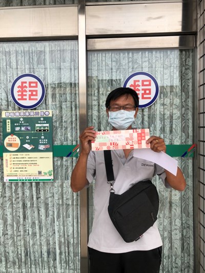 身障者領取三倍券   中市社會局主動協助