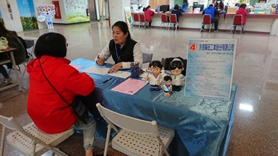 求職者與人資專員現場進行面試