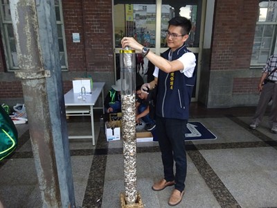 煙蒂不落地  中市淨街一小時撿1.4公斤煙蒂
