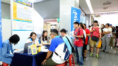 面試人潮大排長龍