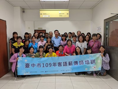 市府客委會江俊龍主委蒞臨師培班會場與學員合照