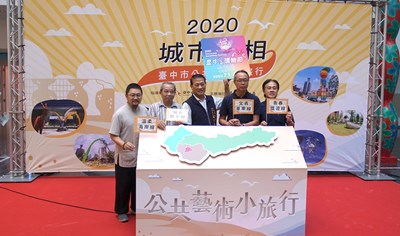 文化局長張大春及四位公共藝術專家合影