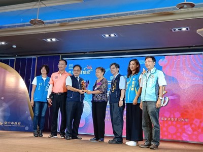 北屯區賴李香瑩女士照顧近百歲公婆無微不至，更代表台中市獲得內政部109年全國孝行獎肯定