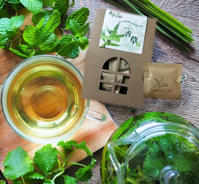 東英社區自產自銷香草茶、純露、手工皂、防蚊液、護手霜、迷迭香花生糖等香草產品，