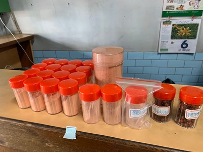 左方粉色為珍珠五寶散，右方深色為天王補心丹