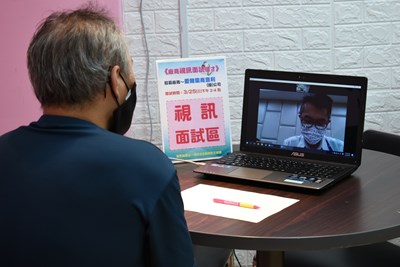 中高齡者透過臺中市就業服務處資訊設備進行視訊面試
