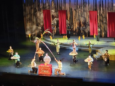 以客家山歌採茶唱腔、類歌舞劇的表演方式，展現客家戲曲藝術