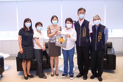 中區國稅局長吳蓮英今(18)日拜會市長盧秀燕，贈送路跑T-shirt並邀請市民一同參與路跑做公益