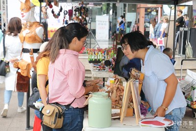 青年創業攤商為民眾介紹商品