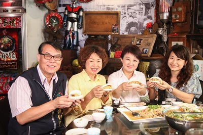 盧市長與市議員李麗華等人行銷必比登美食