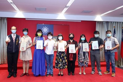 市長盧秀燕今（25）日市政會議頒獎表揚13位教師，感謝他們在教育領域上懷抱熱忱、無私奉獻