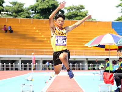 高男三級跳金牌大甲高中周政嘉