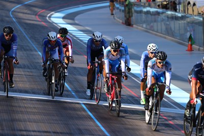 臺中市隊蕭世鑫(前)，協助隊友陳建良拿下男子菁英組全能賽冠軍