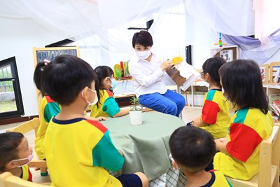 盧市長親切地與幼童們講述《好餓的毛毛蟲》繪本故事