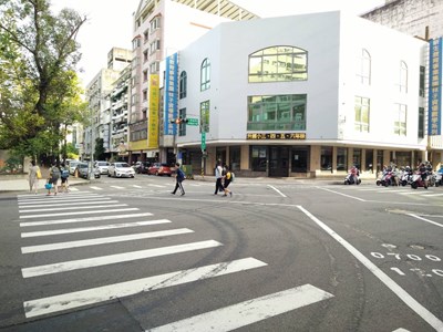 行人專用時相搭配對角線行人穿越線(西區四維路三民路口)