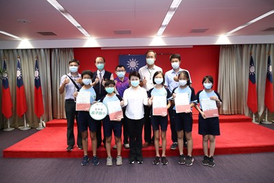 盧市長與榮獲國小組生活與應用科學科第一名的翁子國小合影