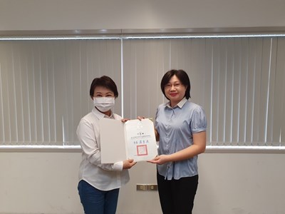 市府邀請台中地方法院檢察署主任檢察官李毓珮擔任台中市強化社會安全網推動會報委員，由盧市長頒發聘書