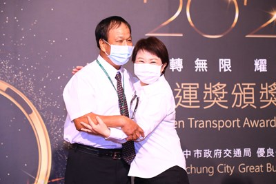 盧市長擁抱致謝並且90度鞠躬，感謝「永遠的松哥」20多年對梨山和平地區的奉獻