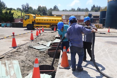 環保局已於現場架設24小時監視系統，透過遠端監控中油公司改善進度，避免污染擴大危害周邊環境