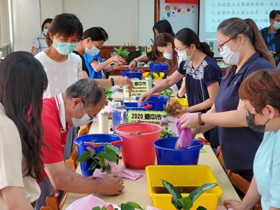 空品宣導月  中市教師種盆栽綠化學校