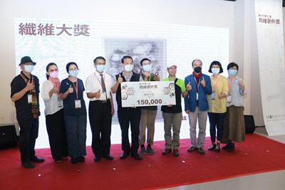 纖維大獎得主候冠廷，父親特地陪同由台北下來領獎