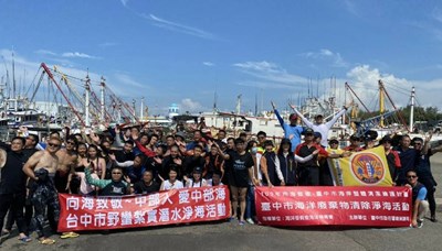 國際海洋清潔日 中市「潛海戰將」清除50公斤海底廢棄物 (2)
