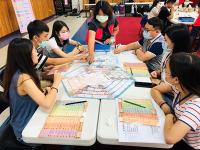 中市首推職涯攻略卡進擊活動，講師帶領青年探索興趣及職業。