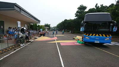 中市交通安全宣導  學生親上大車認識內輪差