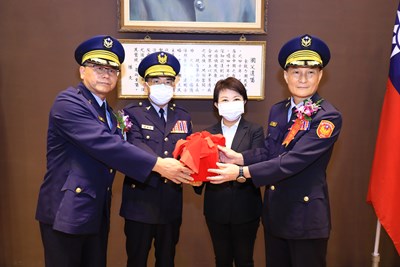 市長盧秀燕今（25）日主持台中市政府警察局卸、新任分局長、大隊長聯合交接典禮