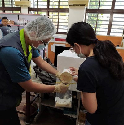 食安處派稽查員至兩校及供膳餐盒廠商調查，並採集食餘、環境及人體檢體