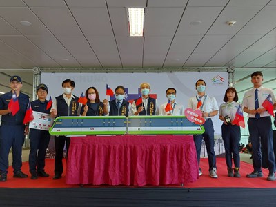 中捷市府站國慶日首開箱 捷運人員與警察隊將護旗進場