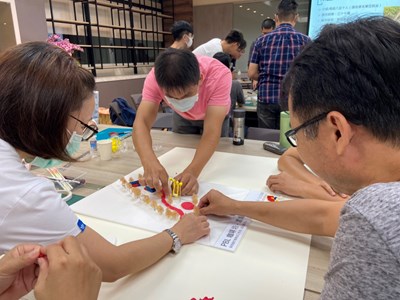 「PBL咖啡坊」讓同仁動手做公園模型及意見交流