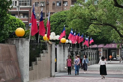 中市明日起全面插掛國旗(圖為過去資料照)