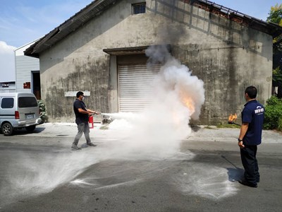 說明會教導現場人員實際操作滅火器