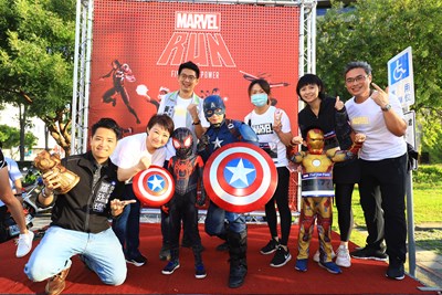 市長和美國隊長與小小蜘蛛人、小小鋼鐵人合照