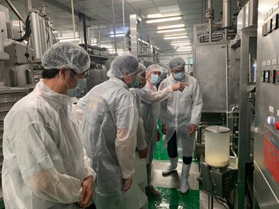 藉由實地參觀工廠方式，促進業者互動交流(1)