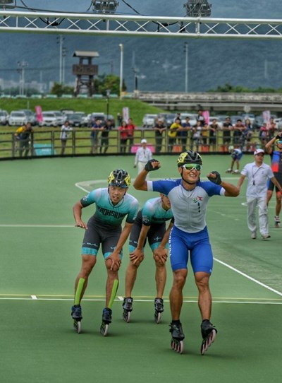 台中滑輪溜冰選手柯福軒通過終點，獲得1000公尺淘汰賽金牌並破大會紀錄