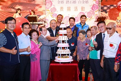 現場準備高達6層的結婚紀念蛋糕